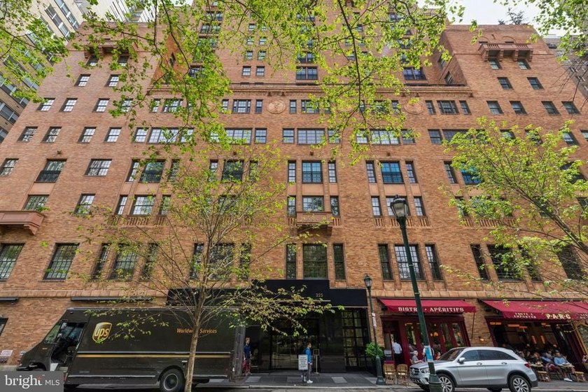Live right on Rittenhouse Square! Step out of the lobby, cross - photo 27