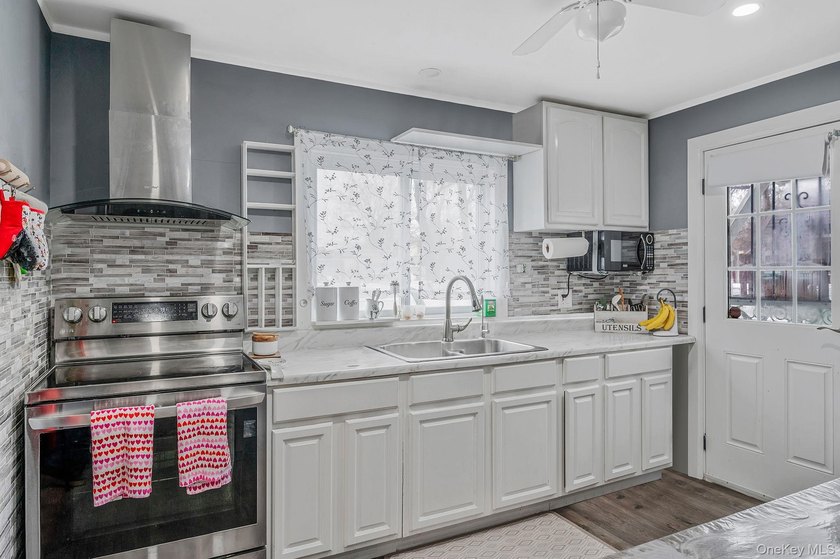 Charming and cozy starter home with very low taxes! This lovely - photo 7