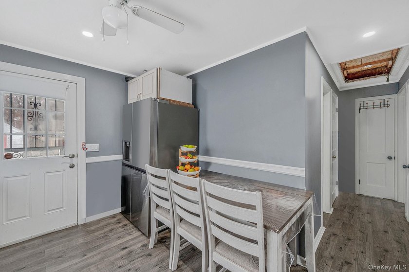 Charming and cozy starter home with very low taxes! This lovely - photo 9
