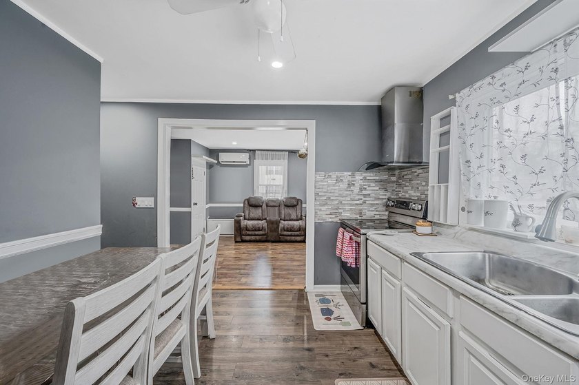 Charming and cozy starter home with very low taxes! This lovely - photo 10