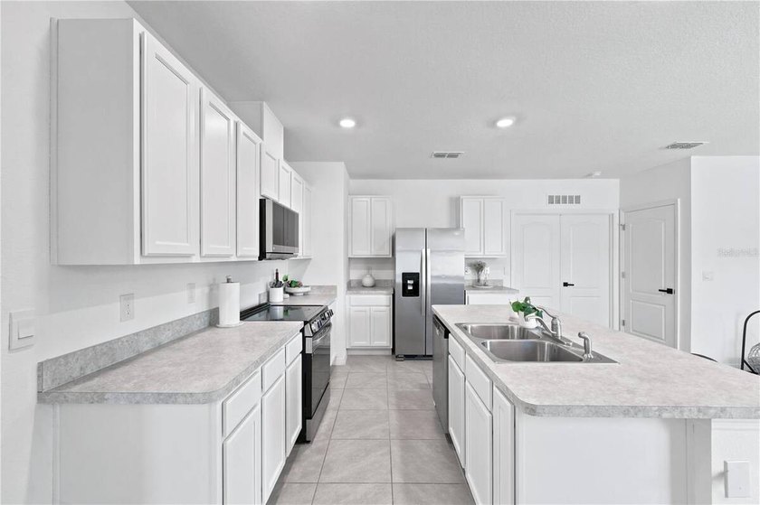 Welcome to this beautifully maintained 3-bedroom, 2-bathroom - photo 3
