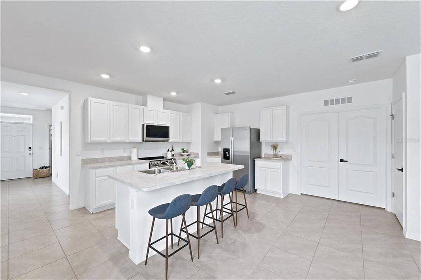 Welcome to this beautifully maintained 3-bedroom, 2-bathroom - photo 4