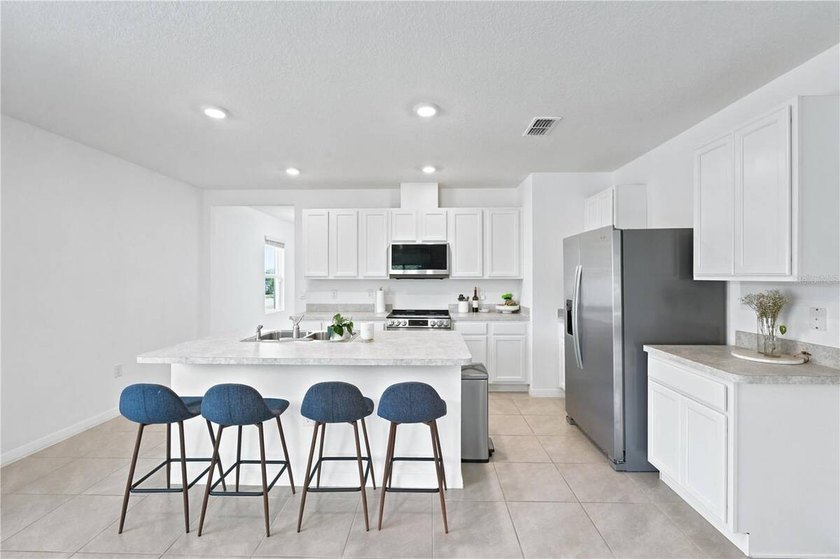 Welcome to this beautifully maintained 3-bedroom, 2-bathroom - photo 5