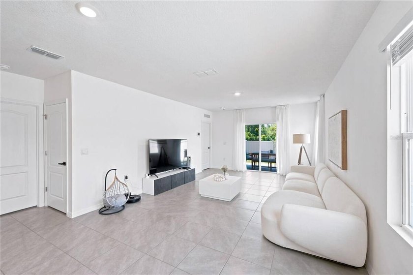 Welcome to this beautifully maintained 3-bedroom, 2-bathroom - photo 7