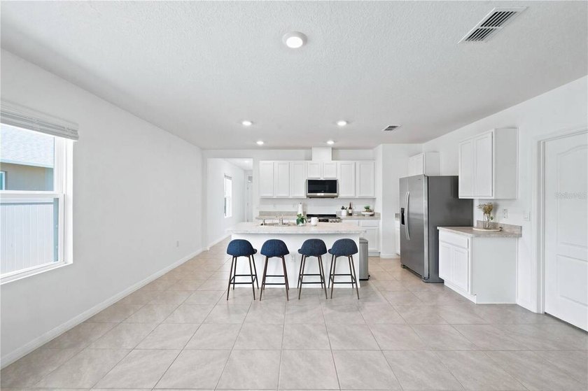 Welcome to this beautifully maintained 3-bedroom, 2-bathroom - photo 8