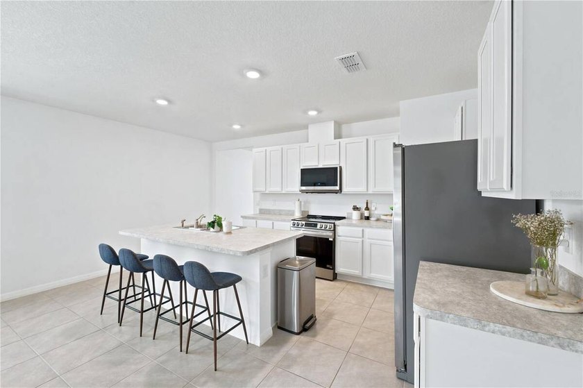 Welcome to this beautifully maintained 3-bedroom, 2-bathroom - photo 9