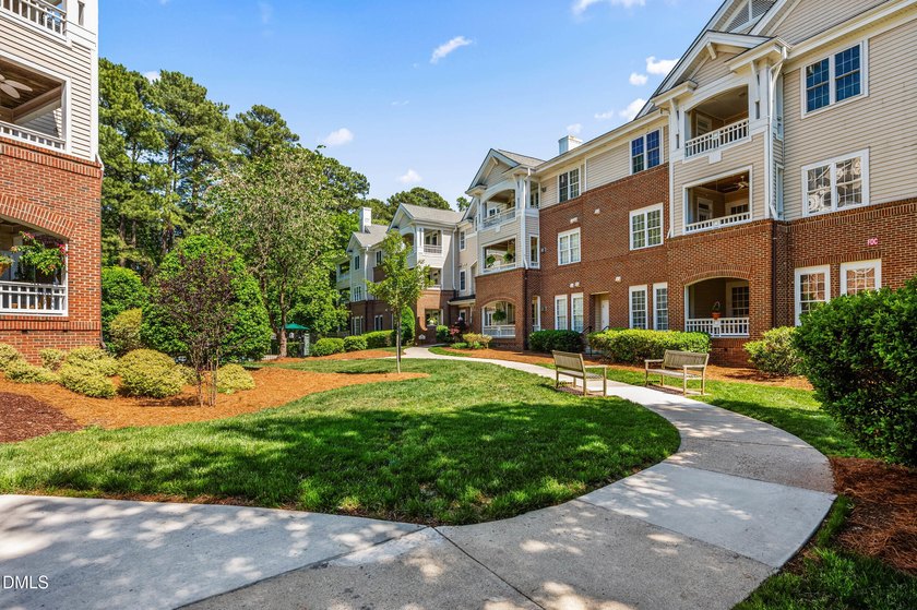 Fantastic opportunity to live within walking distance to - photo 2