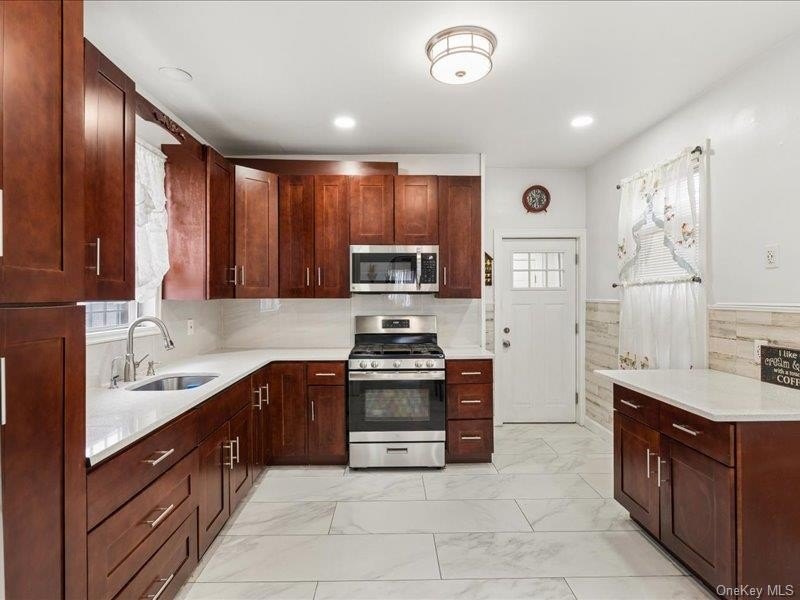 Beautiful Colonial featuring 4 bedrooms and 3 bathrooms - photo 4