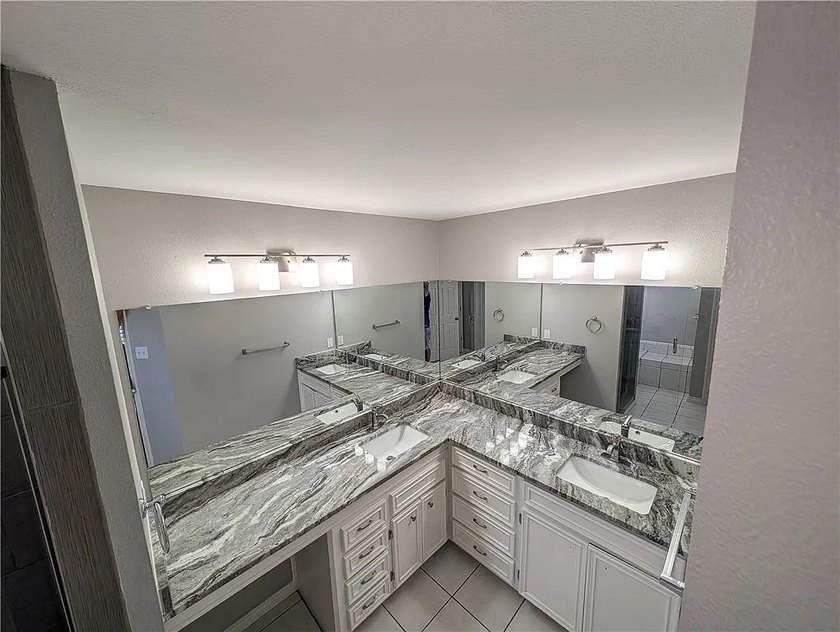 Welcome to 100 Lone Oak in Portland, Texas - a beautifully - photo 12