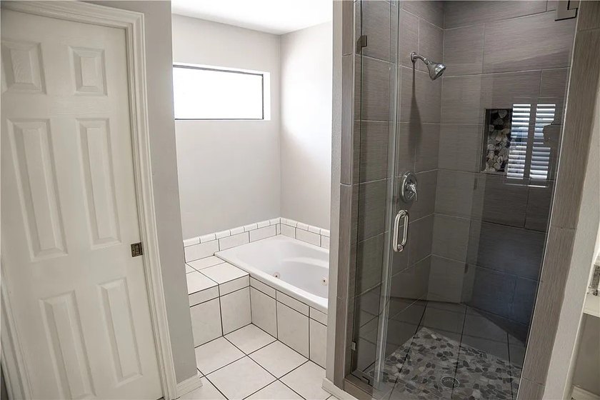 Welcome to 100 Lone Oak in Portland, Texas - a beautifully - photo 15