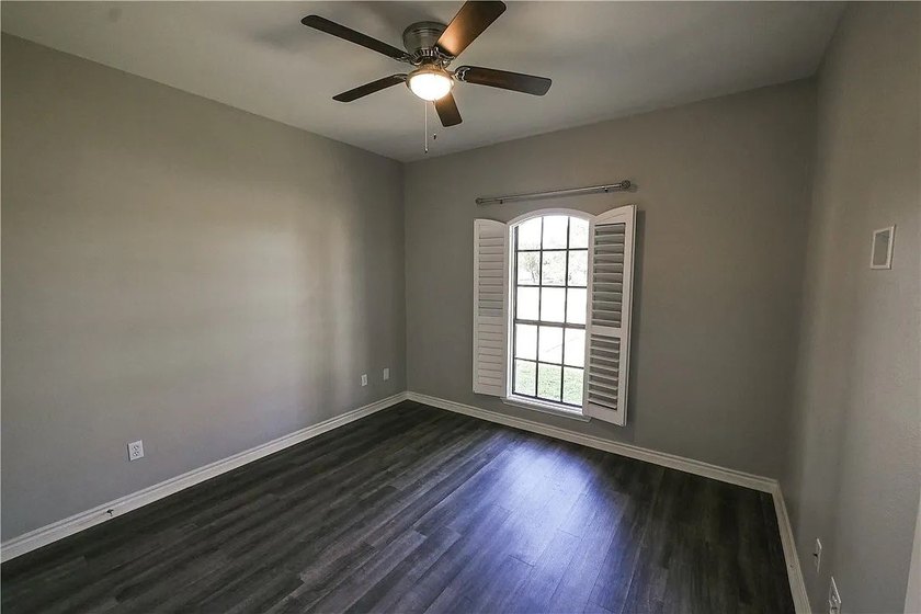 Welcome to 100 Lone Oak in Portland, Texas - a beautifully - photo 17