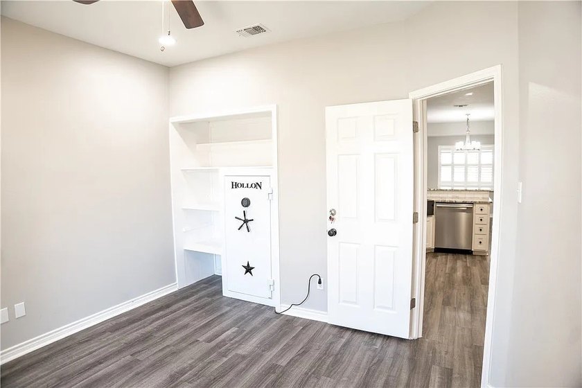 Welcome to 100 Lone Oak in Portland, Texas - a beautifully - photo 20