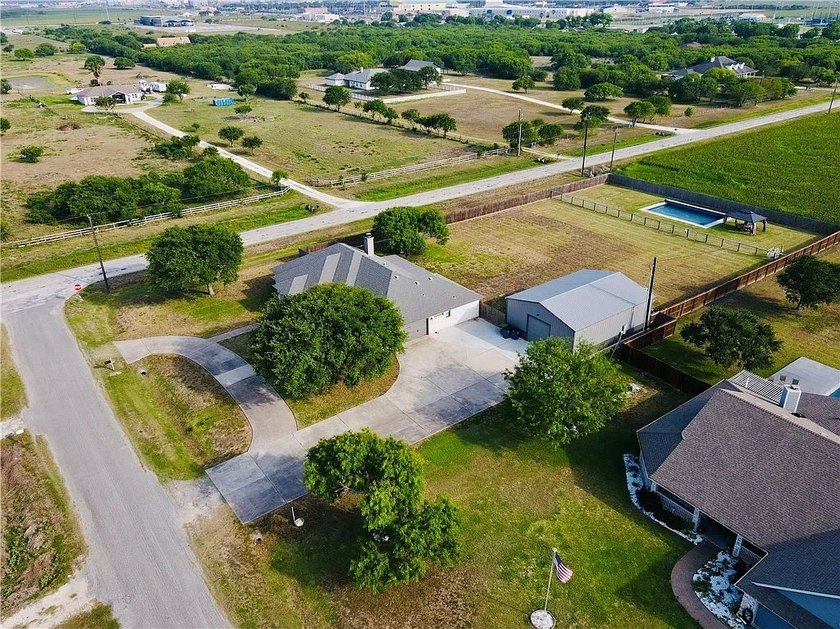 Welcome to 100 Lone Oak in Portland, Texas - a beautifully - photo 25