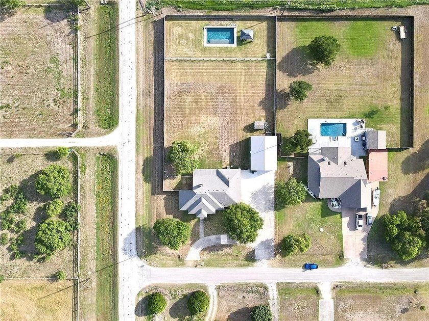 Welcome to 100 Lone Oak in Portland, Texas - a beautifully - photo 26