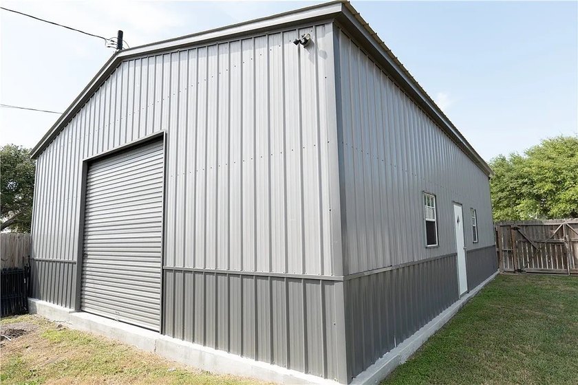 Welcome to 100 Lone Oak in Portland, Texas - a beautifully - photo 27