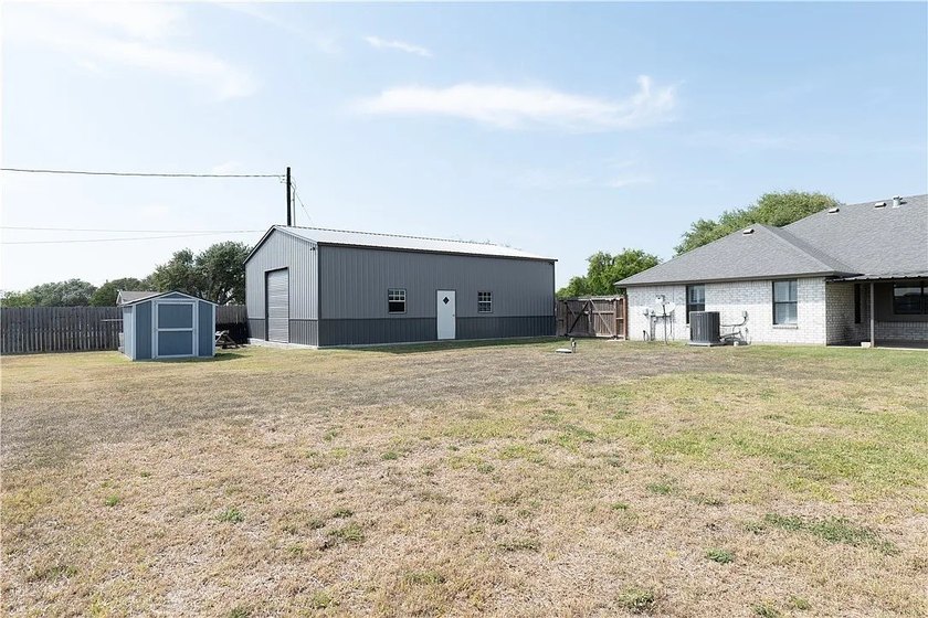 Welcome to 100 Lone Oak in Portland, Texas - a beautifully - photo 31