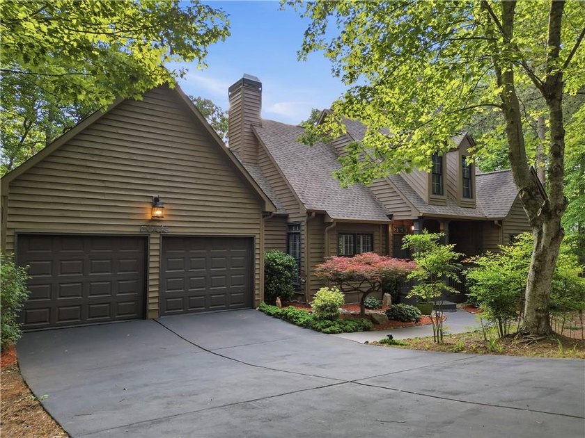 Welcome home to a stunning, fully updated 4-bedroom, 3.5-bath - photo 4