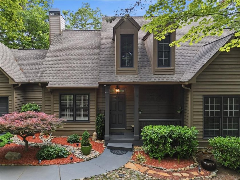 Welcome home to a stunning, fully updated 4-bedroom, 3.5-bath - photo 8