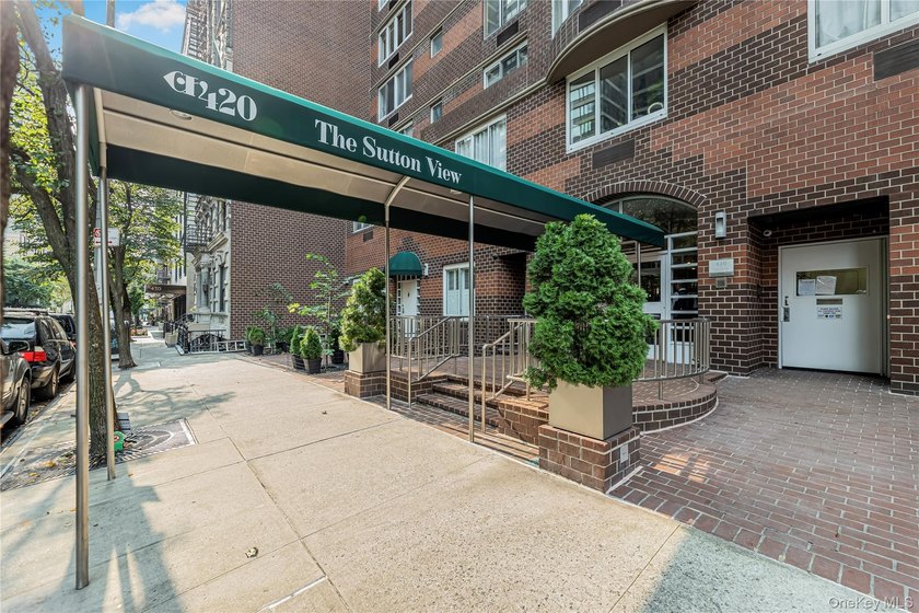 Bright, South-Facing Junior One-Bedroom in Prime Sutton Place - photo 3
