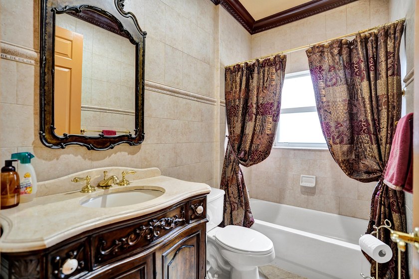 Beautiful Mediterranean-style 1-story home on a desirable corner - photo 5