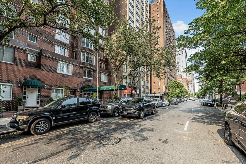 Bright, South-Facing Junior One-Bedroom in Prime Sutton Place - photo 7