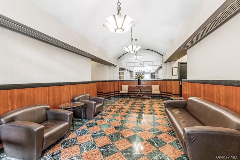 Bright, South-Facing Junior One-Bedroom in Prime Sutton Place - photo 8