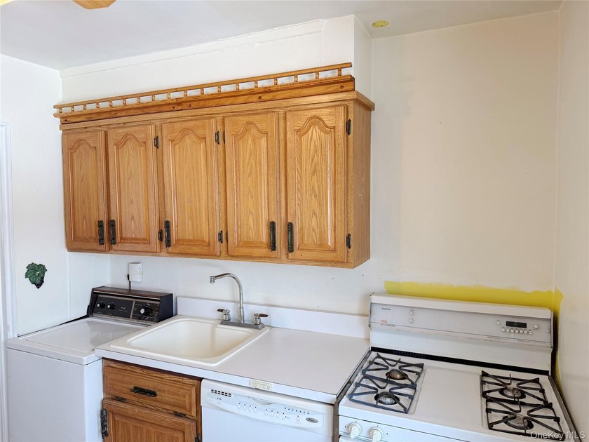 Garden-style 2-bedroom co-op located on a beautiful tree-lined - photo 5
