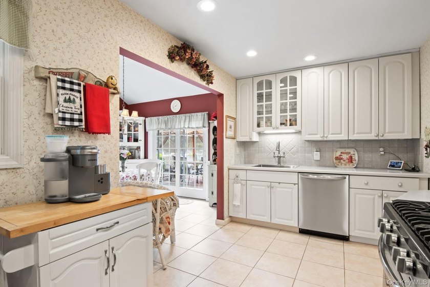 Stunning 4-BR, 2-Bath expanded Cape in the heart of Massapequa - photo 11
