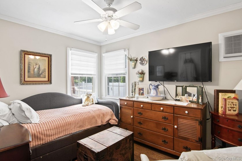 Stunning 4-BR, 2-Bath expanded Cape in the heart of Massapequa - photo 13