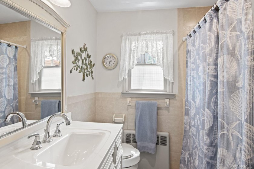 Stunning 4-BR, 2-Bath expanded Cape in the heart of Massapequa - photo 14