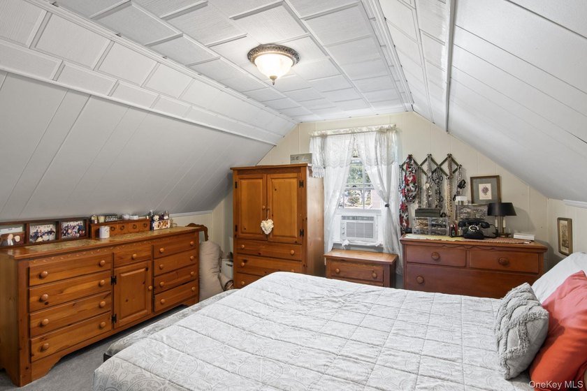 Stunning 4-BR, 2-Bath expanded Cape in the heart of Massapequa - photo 17