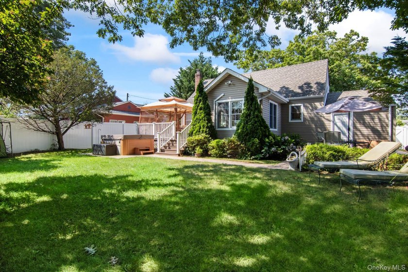 Stunning 4-BR, 2-Bath expanded Cape in the heart of Massapequa - photo 26
