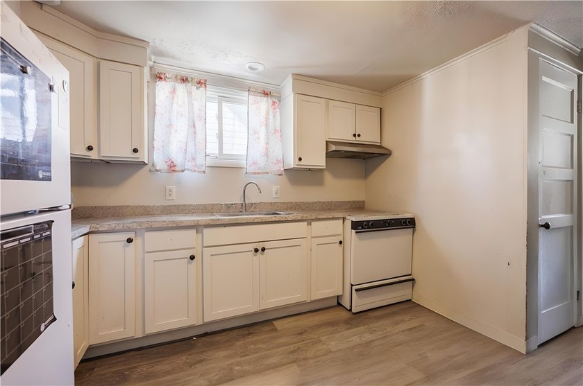 Opportunity knocks! Spacious duplex featuring two 3-bedroom - photo 4