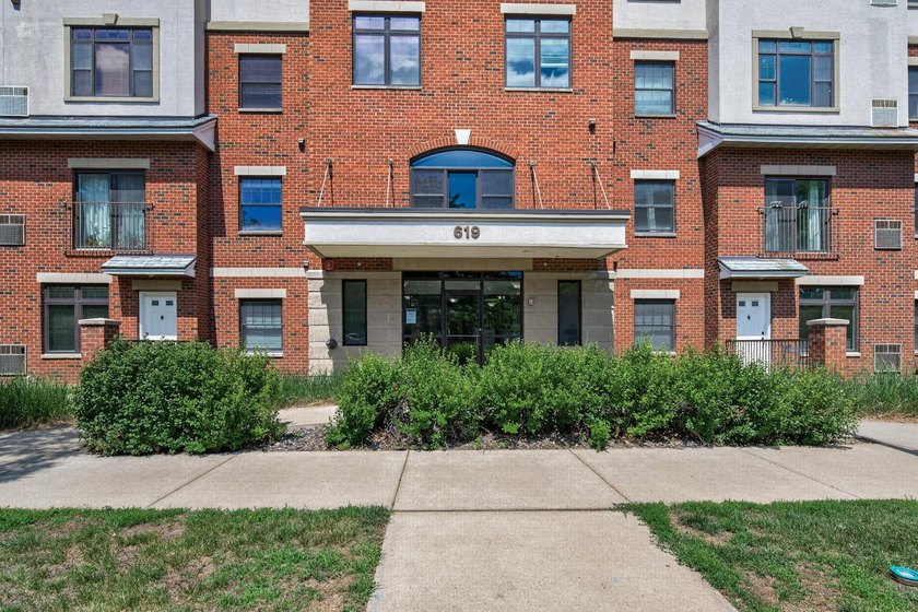Beautifully updated condo in the heart of the highly - photo 22