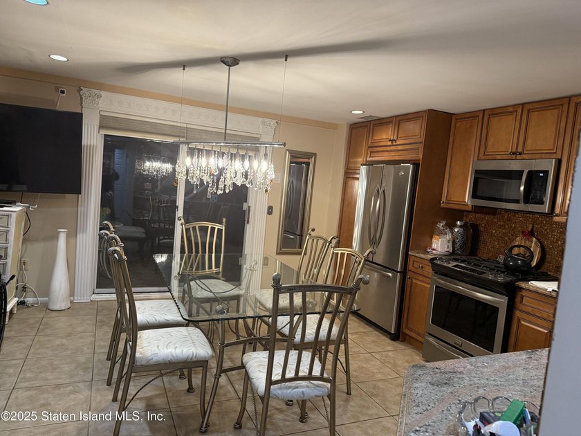 Welcome to this spacious 3-bedroom home offering multiple levels - photo 12