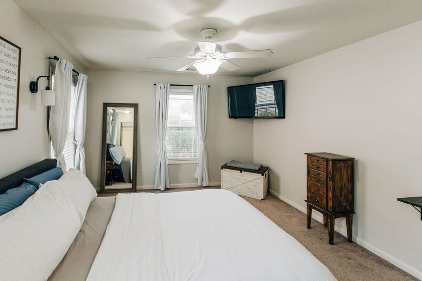 Welcome to this charming 3-bedroom, 2-bathroom home featuring a - photo 21