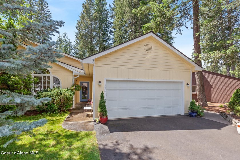 SINGLE-LEVEL TOWNHOME WITH COUNTRY CLUB AMENITIES! Enjoy - photo 3