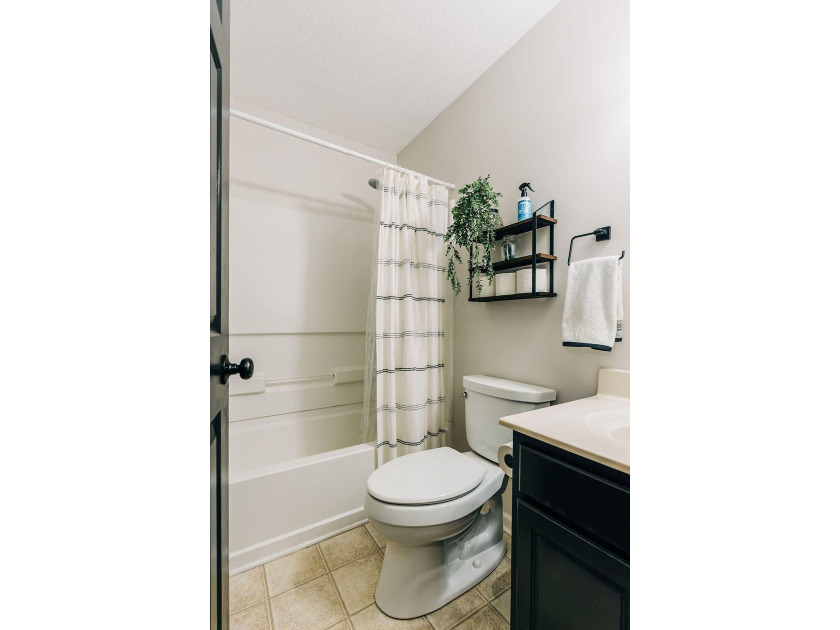 Welcome to this charming 3-bedroom, 2-bathroom home featuring a - photo 31