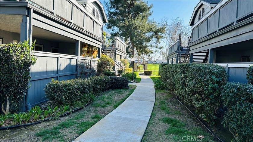 Ground-floor condo located in a desirable, gated 55+ community - photo 17