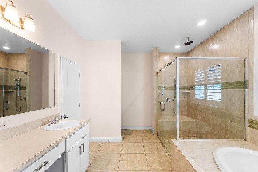 Welcome to this beautiful home in Torino with 4 Bedrooms, 3 - photo 25