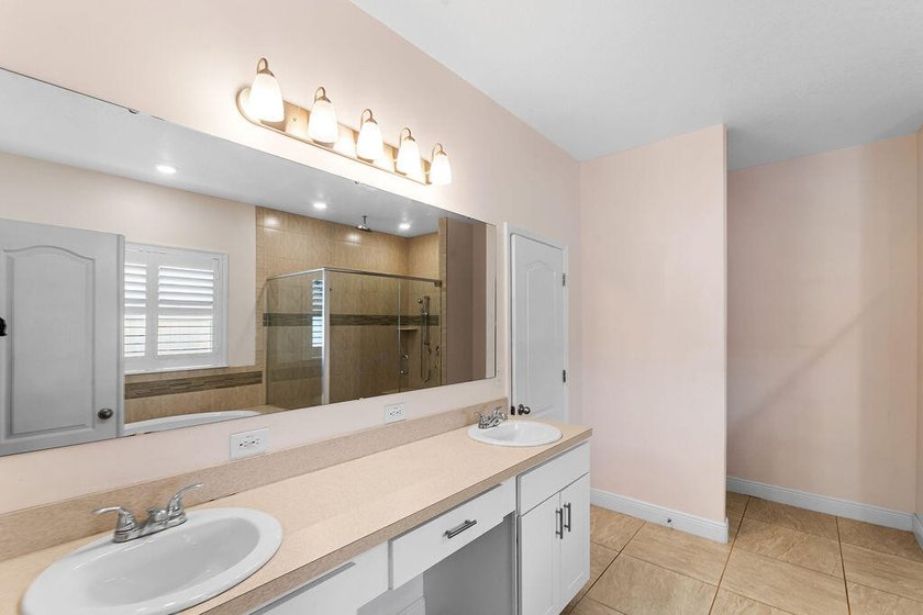 Welcome to this beautiful home in Torino with 4 Bedrooms, 3 - photo 26
