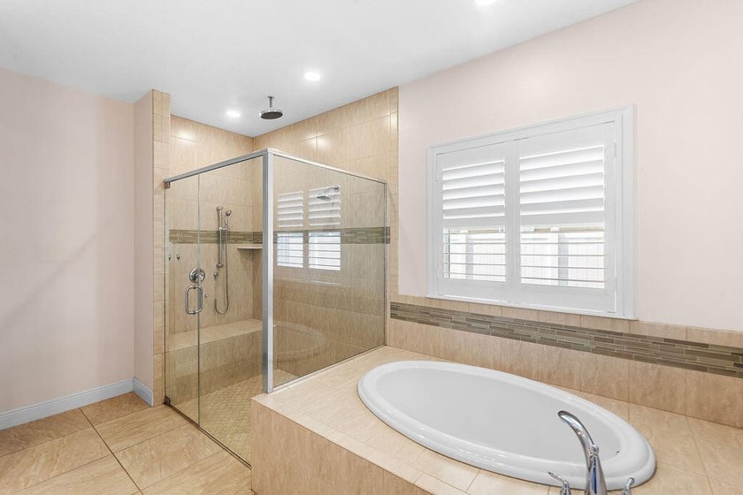 Welcome to this beautiful home in Torino with 4 Bedrooms, 3 - photo 27