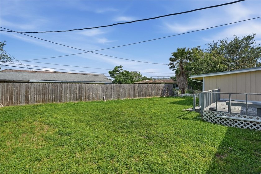 Charming and spacious 3-bedroom home offering 1,687 square feet - photo 25