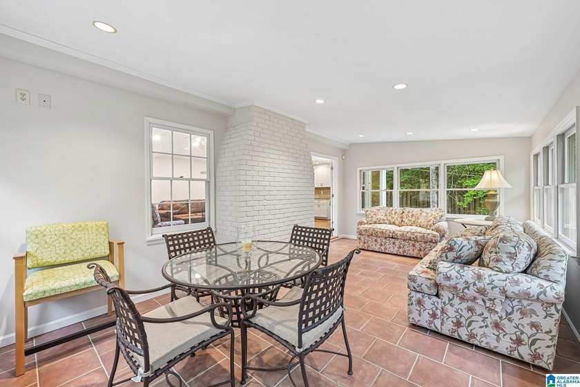 Welcome to this beautifully maintained full-brick 5-bedroom - photo 11