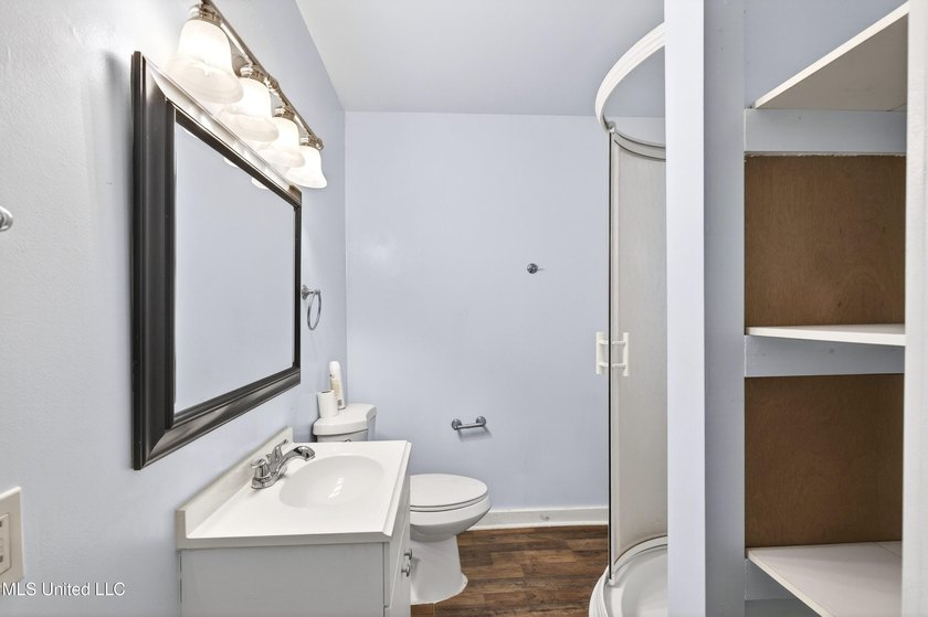 This spacious and versatile home offers 3 bedrooms and 3 - photo 11