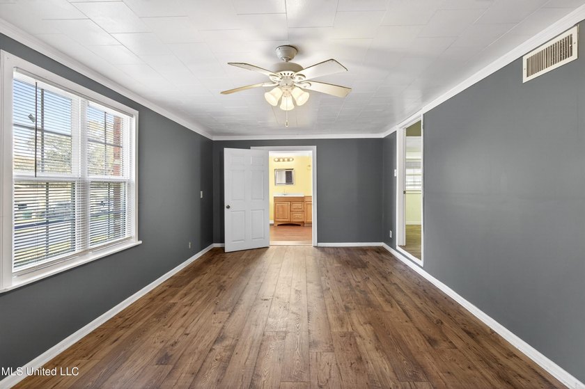 This spacious and versatile home offers 3 bedrooms and 3 - photo 12