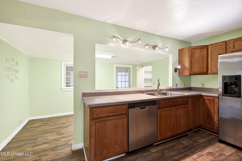 This spacious and versatile home offers 3 bedrooms and 3 - photo 16