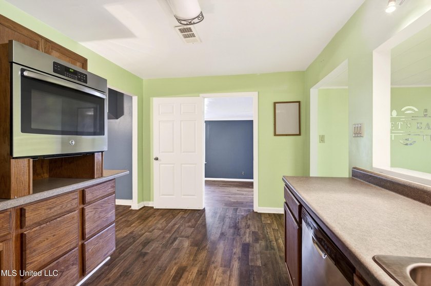 This spacious and versatile home offers 3 bedrooms and 3 - photo 17