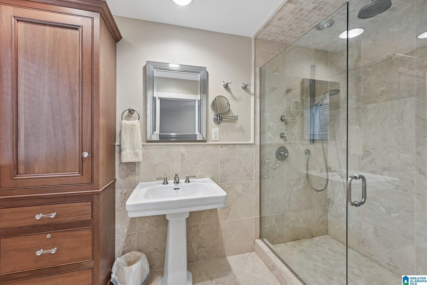 Welcome to this beautifully maintained full-brick 5-bedroom - photo 19