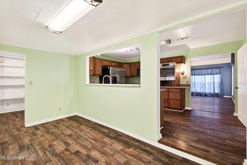 This spacious and versatile home offers 3 bedrooms and 3 - photo 19
